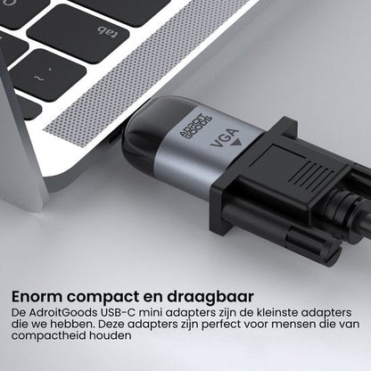 Close-up van een compacte VGA-adapter aangesloten op een laptop met USB-C poort