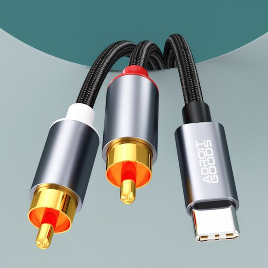 Zwarte kabel met een usb-c connector en twee gouden rca-aansluitingen in metalen behuizing