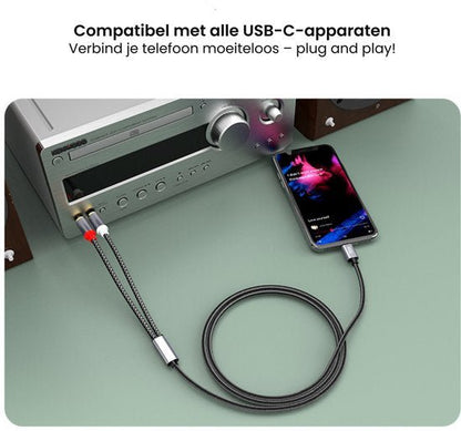 Een USB-C-kabel die een smartphone verbindt met een audiosysteem voor gegevensoverdracht.