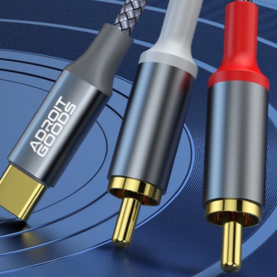 Close-up van metalen audiokabels met gouden connectoren en AdroitGoods logo in grijs en rood