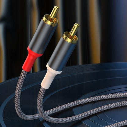 Gedetailleerde rode en witte audiokabels met gouden connectoren en gevlochten omhulsel