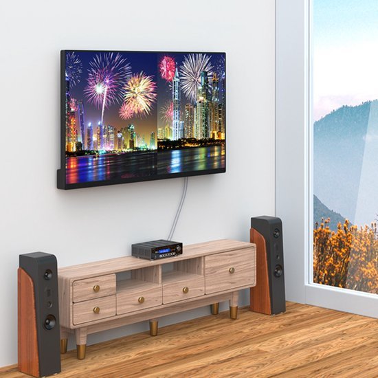 moderne woonkamer met houten meubels, flatscreen tv en vuurwerk boven stadsgezicht