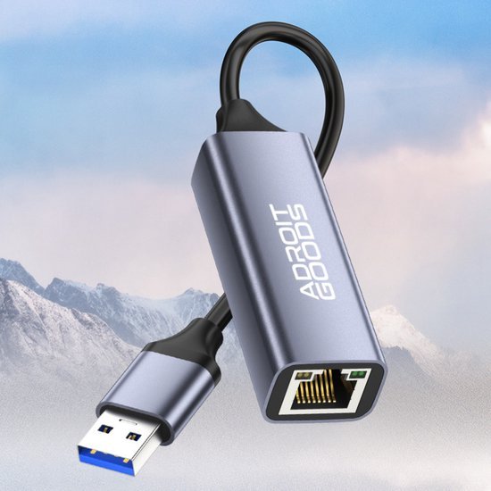 USB naar ethernet adapter met metalen behuizing en zwart snoer tegen bergachtergrond