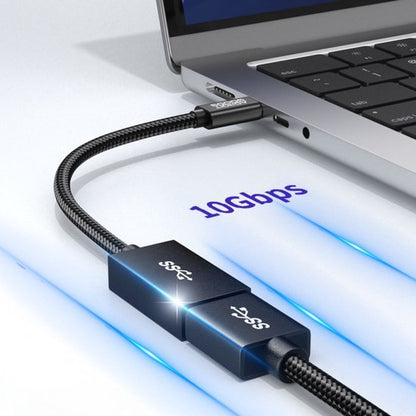 snel USB-C kabel met USB 3.1 aansluiting verbonden met een laptop voor dataoverdracht
