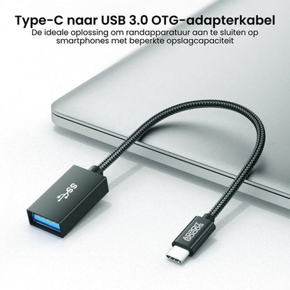 Type-C naar USB 3.0 OTG-adapterkabel met gevlochten buitenkant naast een laptop