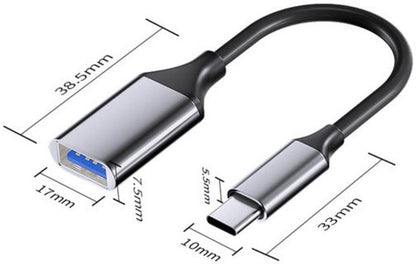 Zwarte USB-C naar USB-A adapter met afmetingen en flexibele korte kabel zichtbaar.