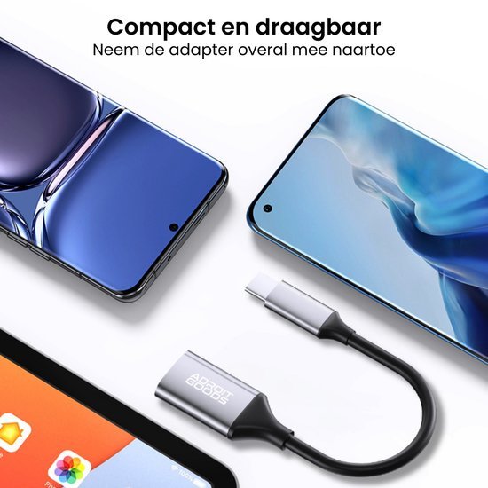 Compact zwarte adapter met USB-C connector tussen twee moderne smartphones en tablet