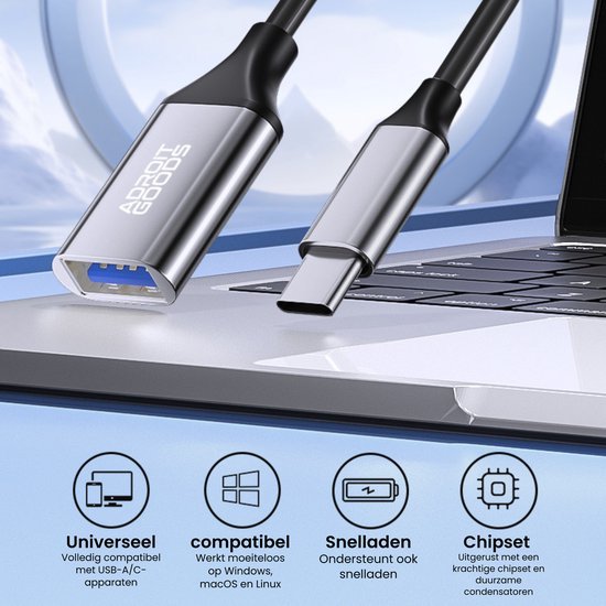 USB-C naar USB-A kabel met aluminium behuizing aansluitend op laptop in zilver zwart