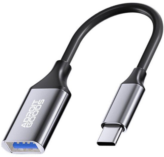 zilverkleurige usb-c naar usb adapter met zwart kabelsnoer van AdroitGoods