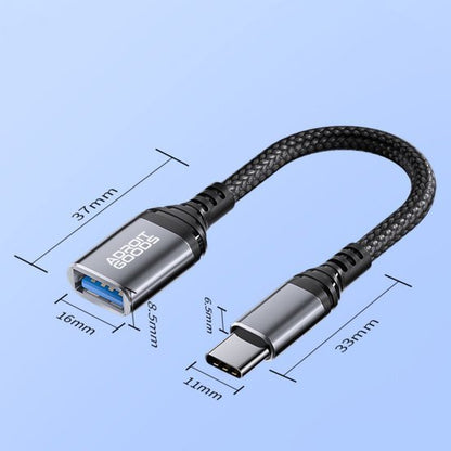Kort zwart gevlochten USB-C naar USB-A adapterkabel met metalen behuizing en afmetingen.