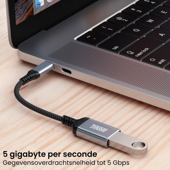 donkere aluminium USB-C kabel verbonden met een zilveren metalen USB-stick op een houten tafel