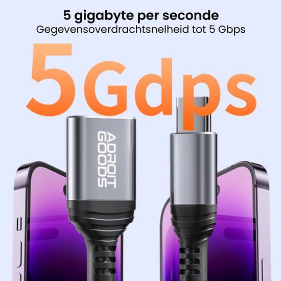 USB-kabel van Adroit Goods met hoge snelheid gegevensoverdracht tot 5 gigabyte per seconde zichtbaar naast smartphone.