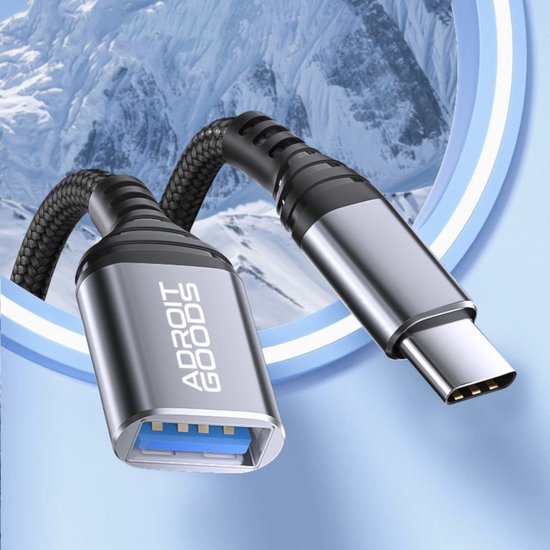 Nylon gevlochten USB-C kabel met metalen behuizing tegen achtergrond van sneeuwlandschap