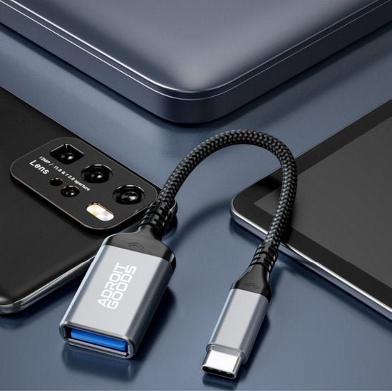 kort zwarte usb-c naar usb a adapterkabel met gevlochten hoes en metalen behuizing