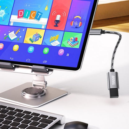 Flexibele metalen USB-kabel aangesloten op een tablet met kleurrijke educatieve apps op het scherm