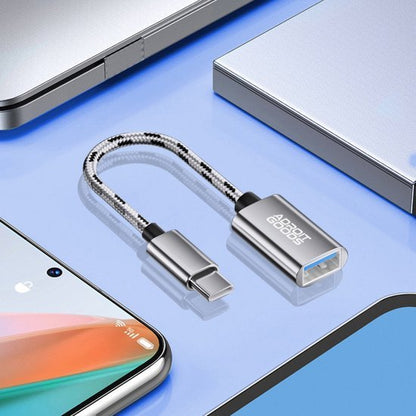 Flexibele USB-C naar USB 3.0 adapter met gevlochten kabel en metalen behuizing op bureau