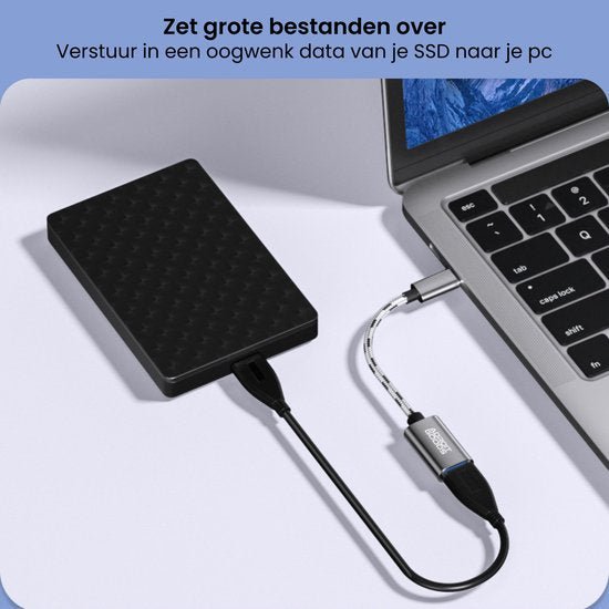 Een zwarte externe SSD verbonden met een laptop via een USB-kabel voor gegevensoverdracht