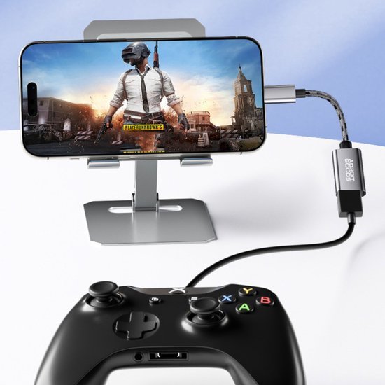 Mobiele telefoon op standaard met gamecontroller verbonden via kabel voor gamen