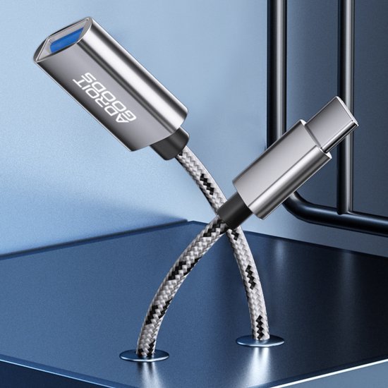 slanke zilveren usb-c naar usb-adapter met gevlochten kabel en moderne afwerking