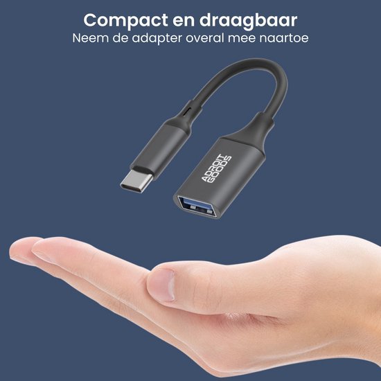 Compacte en draagbare zwarte adapter met USB-C en USB-A aansluiting in handpalm zichtbaar