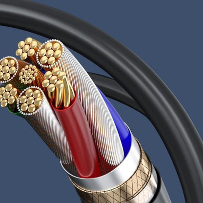 Gedetailleerde close-up van een doorzichtige kabel met kleurige koperen aders en isolatie.