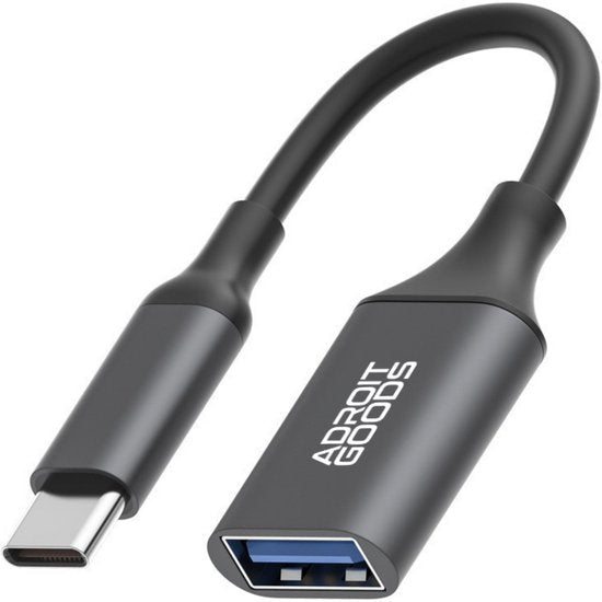 Zwarte USB-C naar USB-A adapterkabel met stevig ontwerp en logo op de behuizing