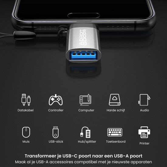 USB-C naar USB-A adapter met blauwe aansluiting aangesloten op zwart apparaat in close-upfoto