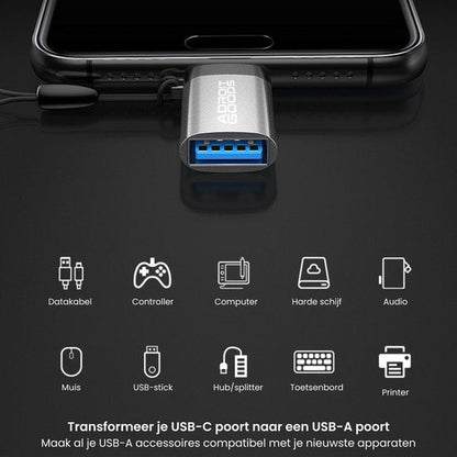 USB-C naar USB-A adapter met blauwe aansluiting aangesloten op zwart apparaat in close-upfoto