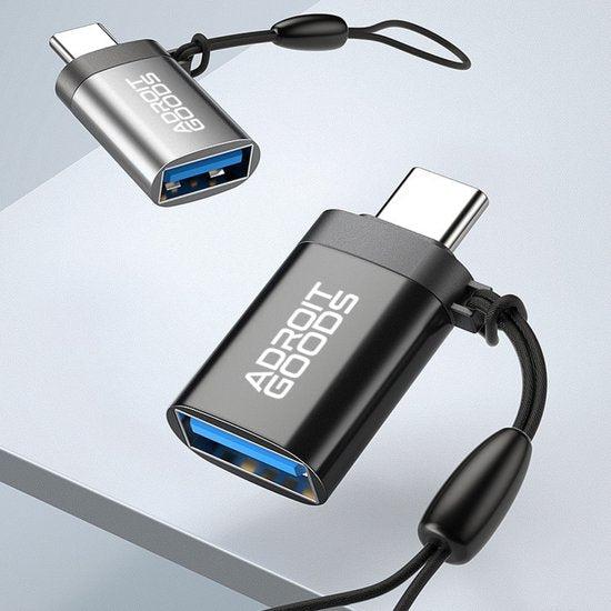zwarte en zilveren USB-C naar USB-adapters met AdroitGoods logo en draagkoord