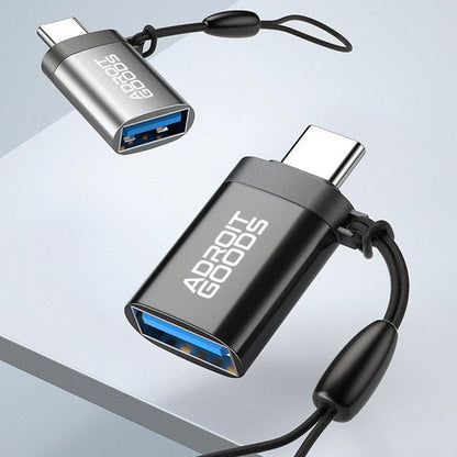 zwarte en zilveren USB-C naar USB-adapters met AdroitGoods logo en draagkoord