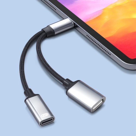 Dubbele verloopkabel met usb-c en usb-a aansluiting aangesloten op tablet