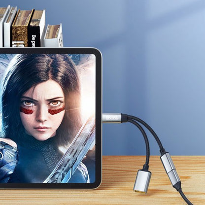 Tablet met een krachtige afbeelding van een vrouw met zwarte haar en kijk met rode strepen op het gezicht