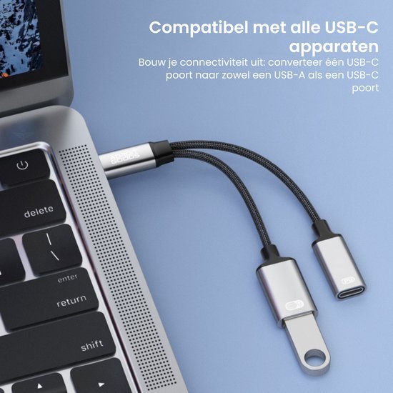 USB-C adapter verbonden met laptop, met USB-A en USB-C aansluitingen zichtbaar naast toetsenbord