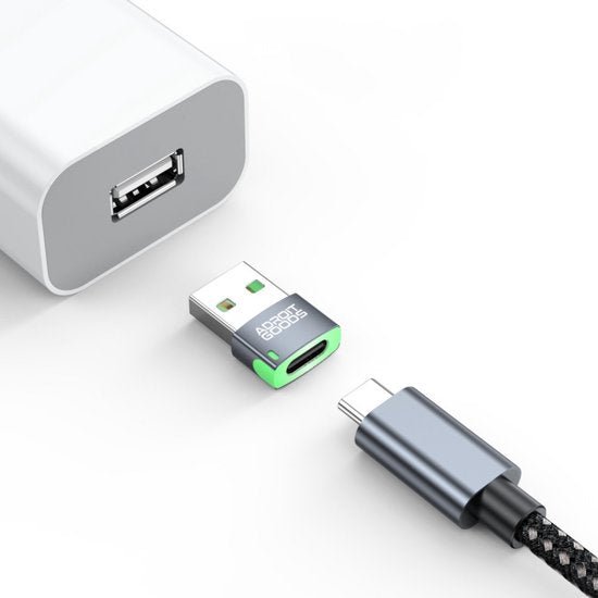 Witte USB-oplader met kleine adapter en zwart gevlochten USB-C-kabel op witte achtergrond