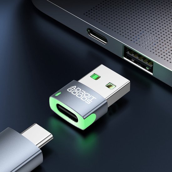 USB-adapter van AdroitGoods tussen laptop en USB-C kabel met moderne grijze afwerking