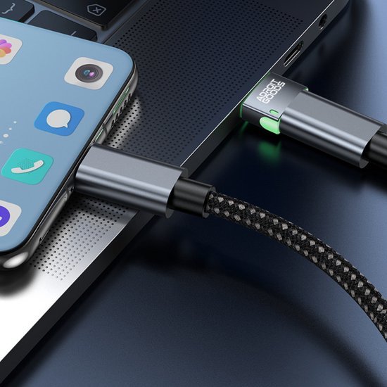 Stoere gevlochten oplaadkabel verbonden met een smartphone en laptop in een moderne setting