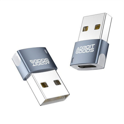 twee metalen USB-adapters met een zilveren en grijze afwerking en AdroitGoods logo