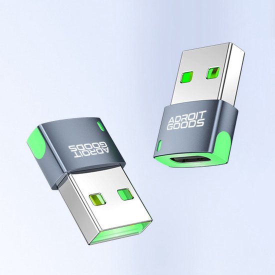 Twee kleine USB-adapters met grijs en groen ontwerp op een lichte achtergrond