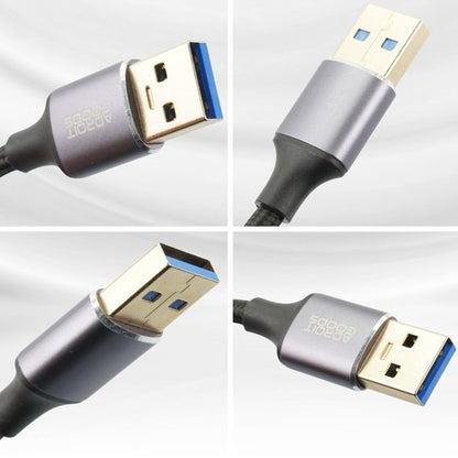 Vier close-up beelden van een USB-kabel met metalen connectoren en blauwe binnenkant.