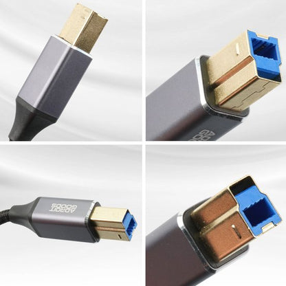 Close-up afbeeldingen van een USB-kabel met metalen en blauwe connectoren van verschillende hoeken