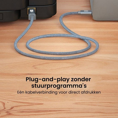 Grijze gevlochte kabel verbindt laptop en printer voor directe plug-and-play verbinding