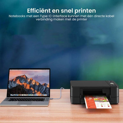 Laptop verbonden met printer via kabel voor efficiënt en snel printen op houten tafel