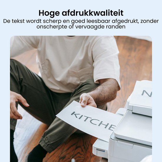 Man die scherpe, goed leesbare print van papier uit printer trekt met woord kitchen