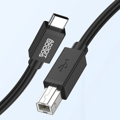 Zwarte USB-kabel met USB-C en USB-B connectoren, merk AdroitGoods zichtbaar op kabelzijde.