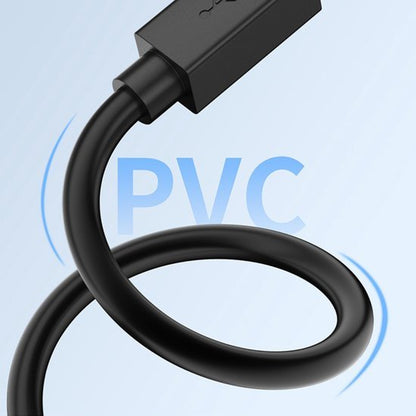 Zwarte kabel met stevige PVC-bekleding tegen een lichtblauwe achtergrond met tekst PVC