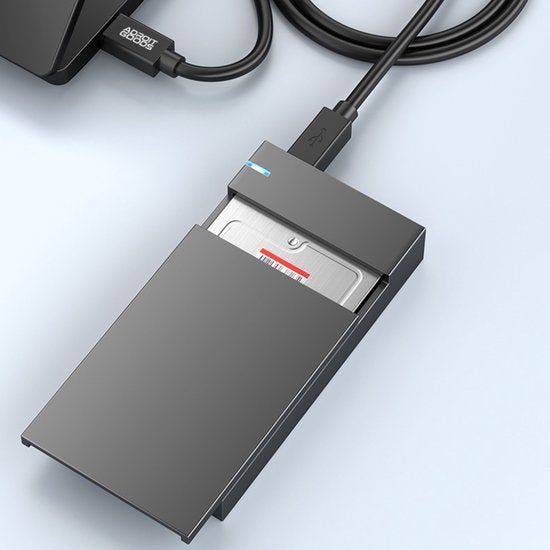 externe harde schijf behuizing met usb kabel en gedeeltelijk zichtbare harde schijf