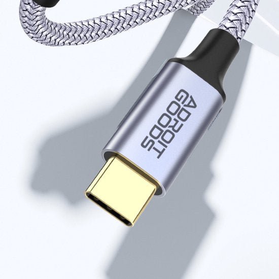 USB-C kabel met gevlochten buitenlaag en metalen connectorhuis van AdroitGoods in zilvergrijs