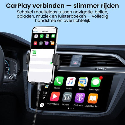 Telefoon verbonden met auto via CarPlay voor navigatie, bellen, muziek en luisterboeken handsfree.