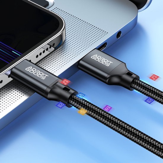 Twee zwarte AdroitGoods oplaadkabels met gevlochten hoes aangesloten op een laptop en telefoon.