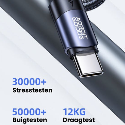 Nauwkeurige close-up van een metalen USB-C kabelconnector met AdroitGoods branding